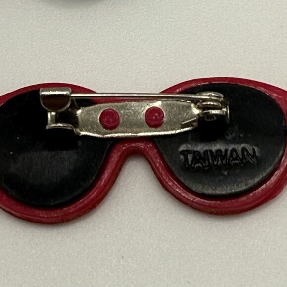 Vintage Lot of Twelve Brooch Pins Pickles Clock Dinosaurs Spoon Bows Sunglasses - Picture 6 of 12